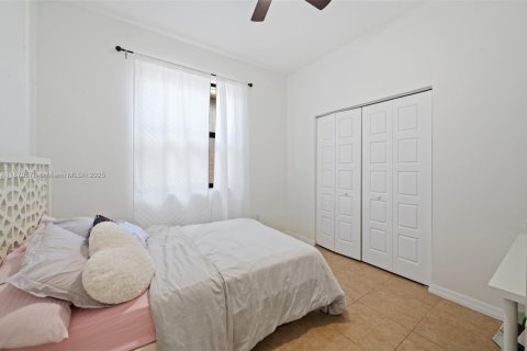 Casa en venta en Miami, Florida, 4 dormitorios, 200.3 m2 № 1896352 - foto 17