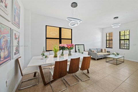 Casa en venta en Miami, Florida, 4 dormitorios, 200.3 m2 № 1896352 - foto 5