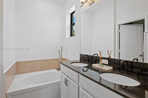 Casa en venta en Miami, Florida, 4 dormitorios, 200.3 m2 № 1896352 - foto 15