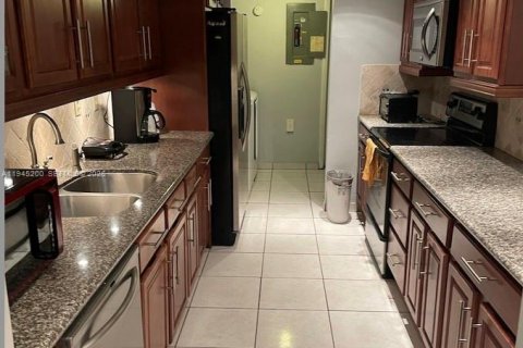 Condo in Miami, Florida, 4 bedrooms  № 2001546