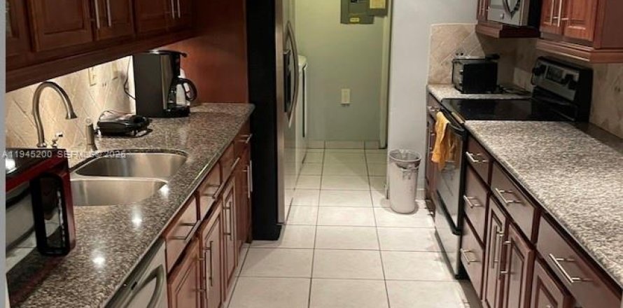 Condo in Miami, Florida, 4 bedrooms  № 2001546