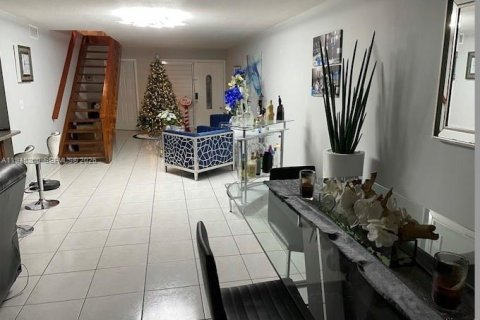 Condo in Miami, Florida, 4 bedrooms  № 2001546 - photo 2