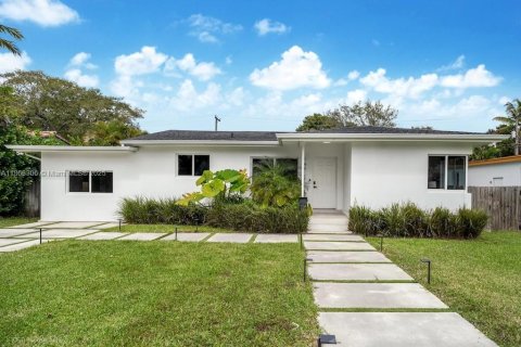 House in El Portal, Florida 3 bedrooms, 154.5 sq.m. № 1890369 - photo 1