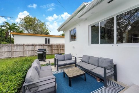 House in El Portal, Florida 3 bedrooms, 154.5 sq.m. № 1890369 - photo 10