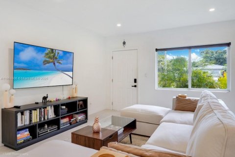 House in El Portal, Florida 3 bedrooms, 154.5 sq.m. № 1890369 - photo 2