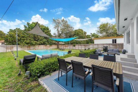 House in El Portal, Florida 3 bedrooms, 154.5 sq.m. № 1890369 - photo 8