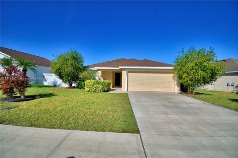 Casa en venta en Winter Haven, Florida, 4 dormitorios, 162.49 m2 № 1969972 - foto 1