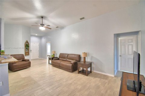 Casa en venta en Winter Haven, Florida, 4 dormitorios, 162.49 m2 № 1969972 - foto 10