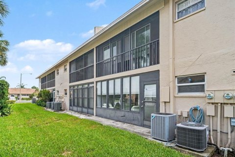 Condo in Sarasota, Florida, 2 bedrooms  № 2234619 - photo 13