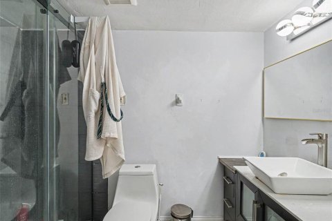 Condo in Sarasota, Florida, 2 bedrooms  № 2234619 - photo 9