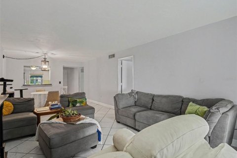 Condo in Sarasota, Florida, 2 bedrooms  № 2234619 - photo 5