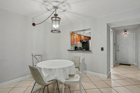 Condo in Sarasota, Florida, 2 bedrooms  № 2234619 - photo 6