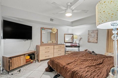 Condo in Sarasota, Florida, 2 bedrooms  № 2234619 - photo 8