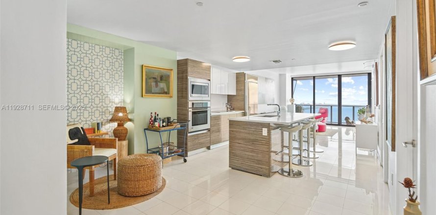 Кондоминиум с 2 спальнями в Майами, Флорида № 1988726