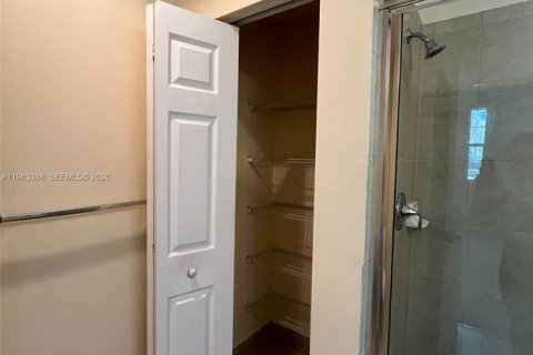 Снять в аренду кондоминиум в Пемброк-Пайнс, Флорида 3 спальни, 122.45м2, № 2090067 - фото 11