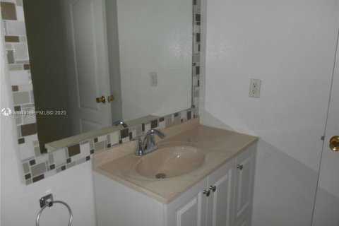 Copropriété à louer à Doral, Floride: 1 chambre, 75.25 m2 № 1991888 - photo 2