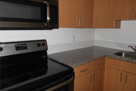 Copropriété à louer à Doral, Floride: 1 chambre, 75.25 m2 № 1991888 - photo 1