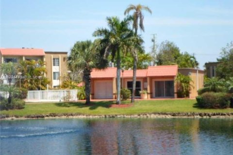 Copropriété à louer à Doral, Floride: 1 chambre, 75.25 m2 № 1991888 - photo 7