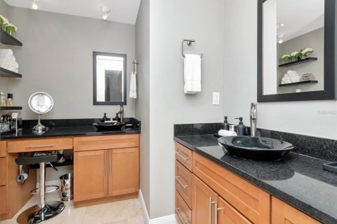 Condo in Tampa, Florida, 2 bedrooms  № 1630929 - photo 25
