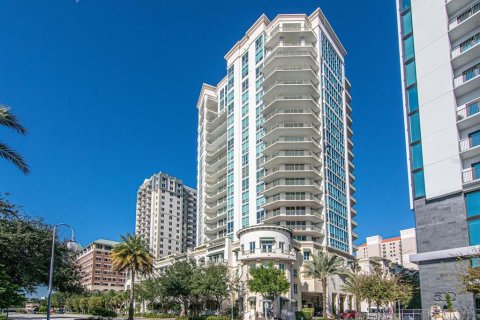 Condo in Tampa, Florida, 2 bedrooms  № 1630929 - photo 1
