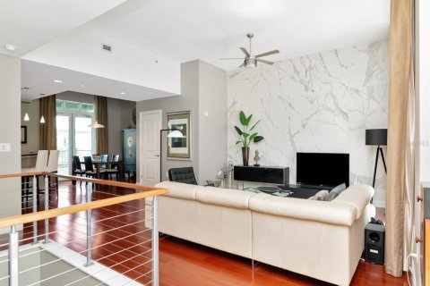 Condo in Tampa, Florida, 2 bedrooms  № 1630929 - photo 9