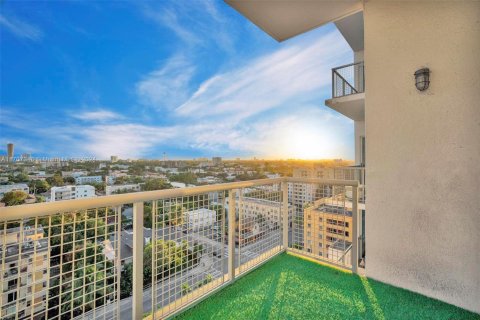 Condo in Miami, Florida, 2 bedrooms  № 1933833 - photo 10