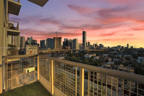 Condo in Miami, Florida, 2 bedrooms  № 1933833 - photo 1