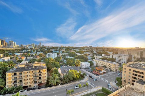 Condo in Miami, Florida, 2 bedrooms  № 1933833 - photo 7