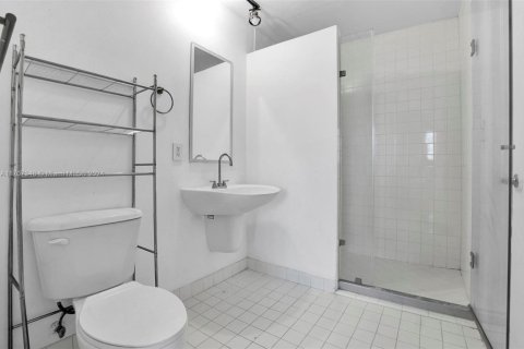 Condo in Miami, Florida, 2 bedrooms  № 1933833 - photo 28