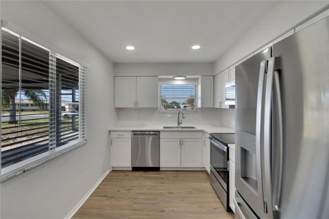 House in Sun City Center, Florida 2 bedrooms, 117.61 sq.m. № 1798291 - photo 2