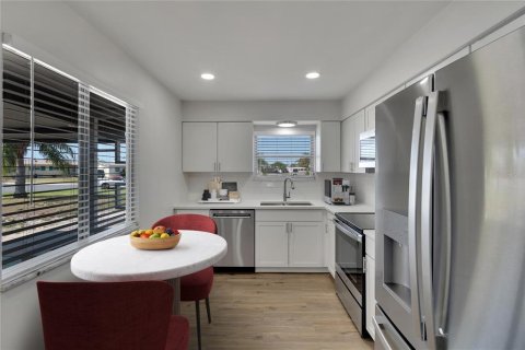 House in Sun City Center, Florida 2 bedrooms, 117.61 sq.m. № 1798291 - photo 3