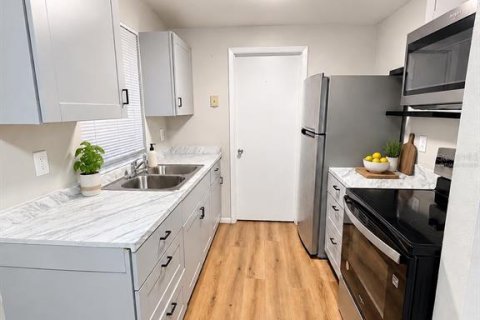 Villa ou maison à louer à Spring Hill, Floride: 2 chambres, 87.61 m2 № 2433243 - photo 2