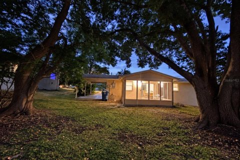 Villa ou maison à louer à Spring Hill, Floride: 2 chambres, 87.61 m2 № 2433243 - photo 14