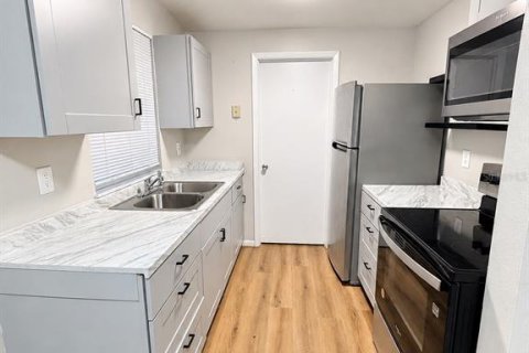 Villa ou maison à louer à Spring Hill, Floride: 2 chambres, 87.61 m2 № 2433243 - photo 17