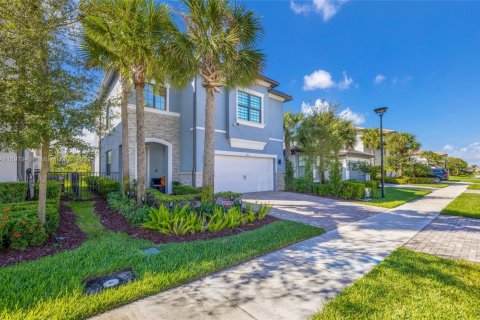 House in Oakland Park, Florida 3 bedrooms, 199.09 sq.m. № 1952785 - photo 1