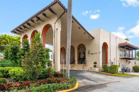 Снять в аренду кондоминиум в Майами, Флорида 1 спальня, 65.87м2, № 2065818 - фото 2