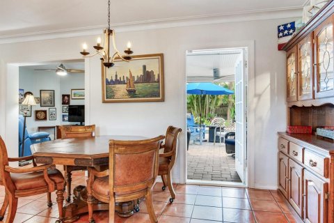 House in Saint Petersburg, Florida 3 bedrooms, 140 sq.m. № 1909708 - photo 13