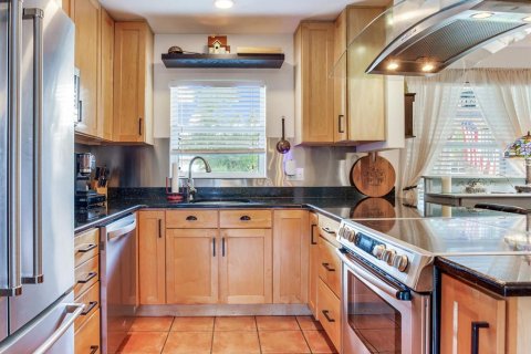 House in Saint Petersburg, Florida 3 bedrooms, 140 sq.m. № 1909708 - photo 11