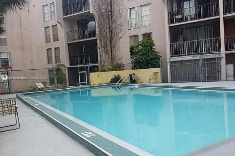 Condominio en alquiler en Miami, Florida, 2 dormitorios, 84.91 m2 № 1953444 - foto 3