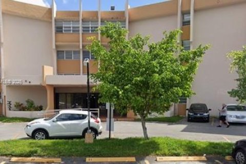 Condominio en alquiler en Miami, Florida, 2 dormitorios, 84.91 m2 № 1953444 - foto 1