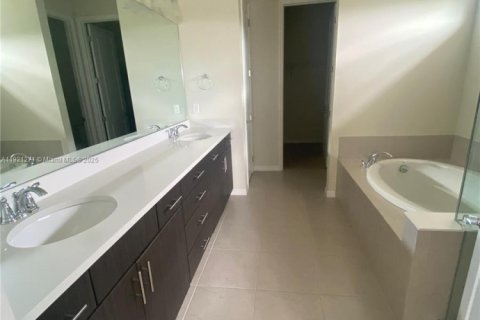 Купить виллу или дом в Холливуд, Флорида 5 спален, 232.35м2, № 1975812 - фото 13