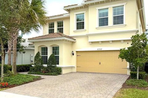 Купить виллу или дом в Холливуд, Флорида 5 спален, 232.35м2, № 1975812 - фото 2