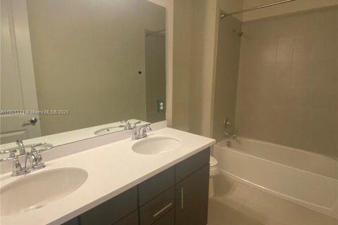 Купить виллу или дом в Холливуд, Флорида 5 спален, 232.35м2, № 1975812 - фото 17