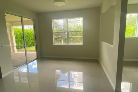 Купить виллу или дом в Холливуд, Флорида 5 спален, 232.35м2, № 1975812 - фото 7