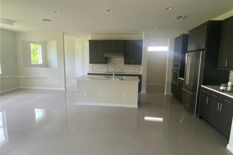 Купить виллу или дом в Холливуд, Флорида 5 спален, 232.35м2, № 1975812 - фото 5