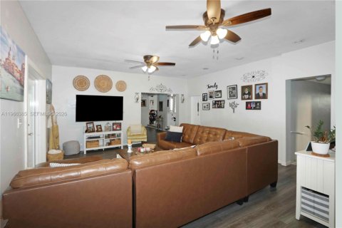 Villa ou maison à vendre à Miami, Floride: 5 chambres, 292.27 m2 № 2079822 - photo 4