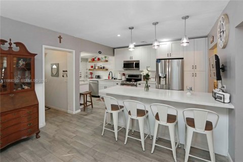 Villa ou maison à vendre à Miami, Floride: 5 chambres, 292.27 m2 № 2079822 - photo 8