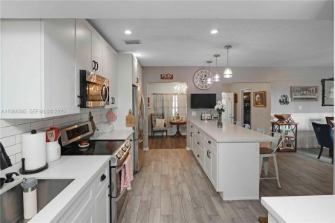 Villa ou maison à vendre à Miami, Floride: 5 chambres, 292.27 m2 № 2079822 - photo 10