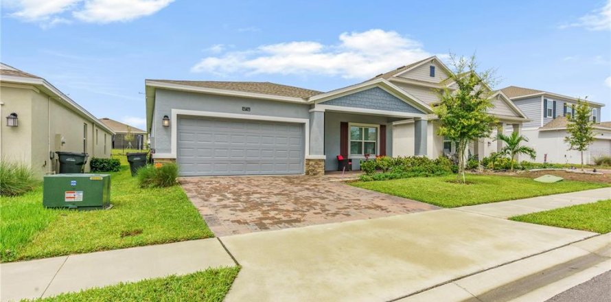House in Davenport, Florida 4 bedrooms, 195.84 sq.m. № 1904497