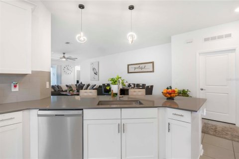 House in Davenport, Florida 4 bedrooms, 195.84 sq.m. № 1904497 - photo 16